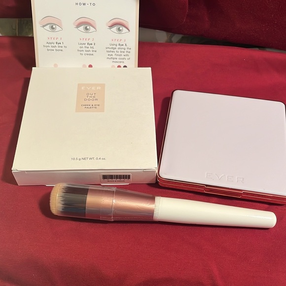 Ever Cheek & Eye -Pallette “Out the Door” - Picture 5 of 9